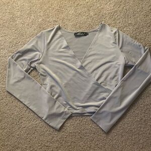 Motel Cross Front V-Neck Long Sleeve Gray Cropped Top